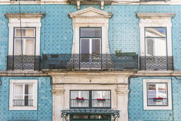 Portugal, Lissabon, Fassade eines Hauses mit Azulejos - WPEF00214