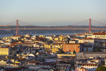 Portugal, Lissabon, Stadtansicht mit Brücke 25 de Abril - WPEF00215