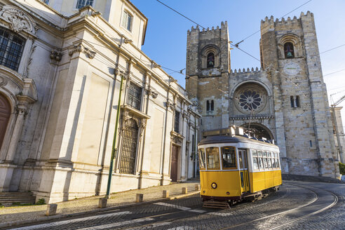 Portugal, Lissabon, typische gelbe Straßenbahn vor der Kathedrale - WPEF00216