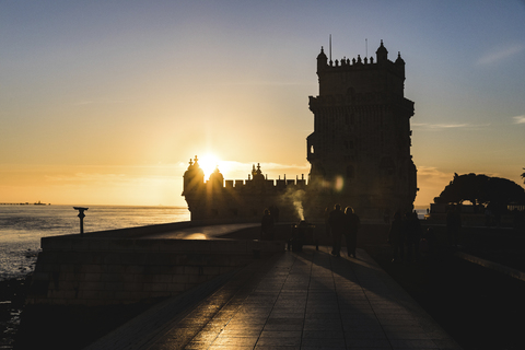 Portugal, Lissabon, Turm von Belem bei Sonnenuntergang, lizenzfreies Stockfoto