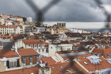 Portugal, Lissabon, Stadtansicht durch Zaun - WPEF00221