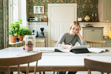 Teenage girl studying at home - MASF07112