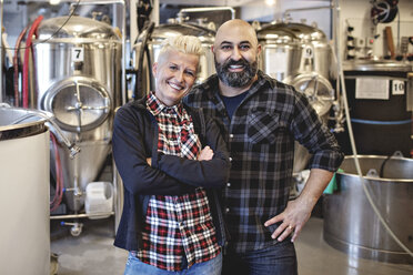 Porträt eines lächelnden männlichen und weiblichen Partners in einer Brauerei - MASF07164