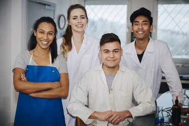 Porträt selbstbewusster junger multiethnischer Ingenieurstudenten im Chemielabor der Universität - MASF07301