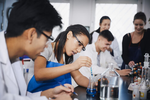 Junge multiethnische Studenten mischen Lösungen im Chemielabor - MASF07306