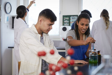 Multiethnische Chemiestudenten mit Lehrer im Labor an der Universität - MASF07315