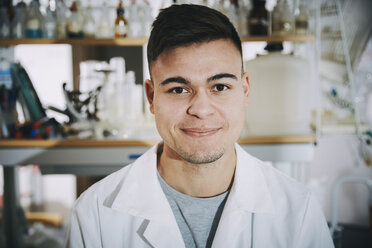 Porträt eines selbstbewussten jungen männlichen Chemiestudenten in einem College-Labor - MASF07343
