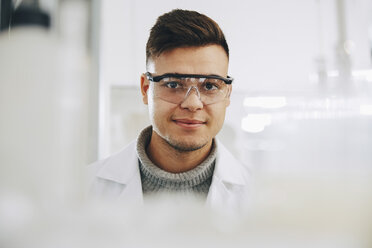 Porträt eines selbstbewussten jungen Chemiestudenten, der im Labor eine Schutzbrille trägt - MASF07352