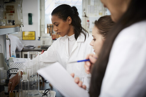 Studentinnen mit Lehrer im Chemielabor - MASF07366