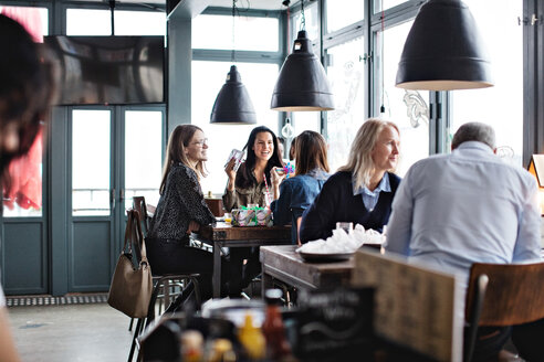 Kunden genießen es, im Restaurant zu sitzen - MASF07511