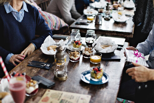 Mittelteil eines Paares beim Brunch am Esstisch im Restaurant - MASF07538