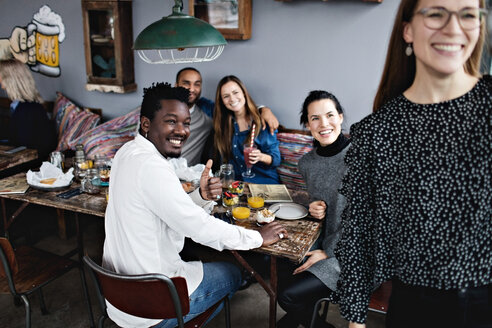 Fröhliche multiethnische Freunde beim Brunch im Restaurant - MASF07541