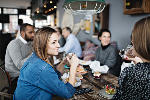 Frauen beim Brunch mit Freunden am Tisch - MASF07576