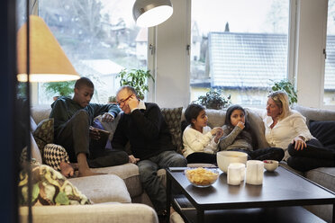 Mehrgenerationenfamilie auf dem Sofa zu Hause - MASF07602