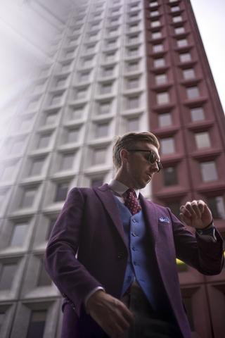 Modeblogger Steve Tilbrook beim Überprüfen der Uhrzeit, lizenzfreies Stockfoto