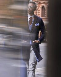 Fashion blogger Steve Tilbrook walking in the city - BEF00015