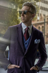 Portrait of fashion blogger Steve wearing sunglasses and suit - BEF00016