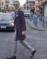 Portrait of fashion blogger Steve Tilbrook walking in the city - BEF00018