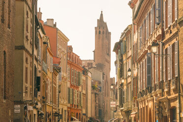 France, Haute-Garonne, Toulouse, Old town, old houses and Basilica of Saint Sernin - TAMF01063