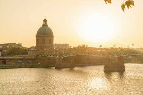 Frankreich, Haute-Garonne, Toulouse, Fluss Garonne mit Pont Saint Pierre, Medizinisches Museum und Chapelle Saint-Joseph de la Grave bei Sonnenuntergang - TAMF01067