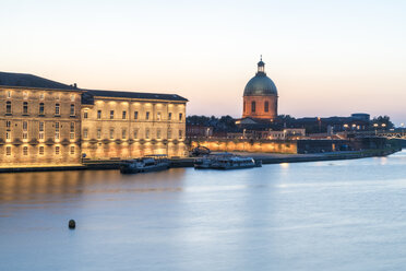 Frankreich, Haute-Garonne, Toulouse, Fluss Garonne, Medizinisches Museum und Chapelle Saint-Joseph de la Grave am Abend - TAMF01068