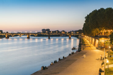 France, Haute-Garonne, Toulouse, Garonne River with Pont Saint Pierre and promenade in the evening light - TAMF01069