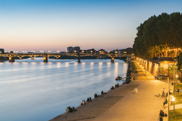 Frankreich, Haute-Garonne, Toulouse, Fluss Garonne mit Pont Saint Pierre und Promenade im Abendlicht - TAMF01069