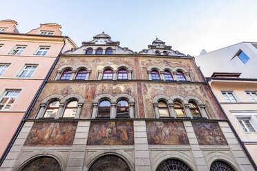 Deutschland, Konstanz, Fassade des Rathauses mit Freskenmalerei - WDF04640