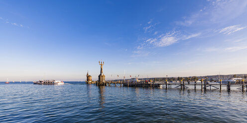 Deutschland, Konstanz, Blick auf Hafeneinfahrt mit Leuchtturm und Imperia - WDF04641