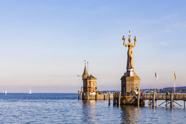 Deutschland, Konstanz, Blick auf Hafeneinfahrt mit Leuchtturm und Imperia - WDF04642