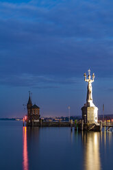 Deutschland, Konstanz, Blick auf Hafeneinfahrt mit Leuchtturm und Imperia in der Dämmerung - WDF04645