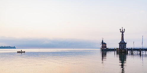 Deutschland, Konstanz, Blick auf Hafeneinfahrt mit Leuchtturm und Imperia - WDF04647