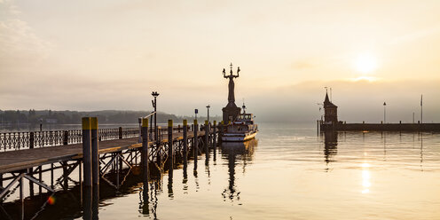 Deutschland, Konstanz, Blick auf Hafeneinfahrt mit Imperia und Leuchtturm in der Morgendämmerung - WDF04649
