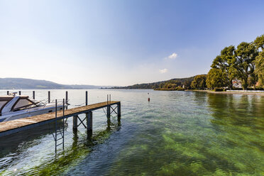 Deutschland, Höri, Hemmenhofen, Bodensee, Motoryacht am Steg liegend - WDF04652