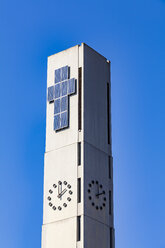 Deutschland, Gaienhofen, Turm der Melanchthonkirche mit Sonnenkollektoren Gebäudekreuz - WDF04653