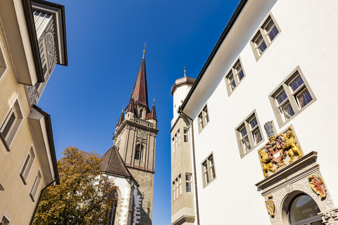 Deutschland, Radolfzell, Blick auf das Radolfzeller Münster und die Stadtbibliothek im Vordergrund, lizenzfreies Stockfoto