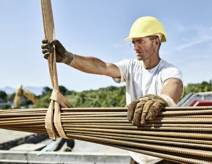 Bauarbeiter mit Baustahl auf einer Baustelle - CVF00338