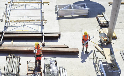 Bauarbeiter bei der Arbeit auf der Baustelle - CVF00343