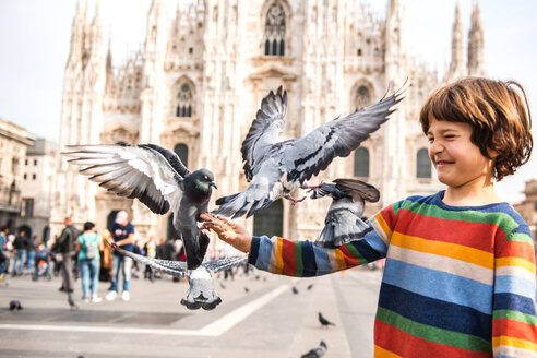 Junge füttert Tauben auf dem Mailänder Domplatz, Mailand, Lombardei, Italien - ISF00031