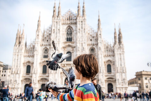 Junge füttert Tauben auf dem Mailänder Domplatz, Mailand, Lombardei, Italien - ISF00034