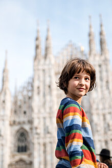 Porträt eines Jungen, der auf dem Mailänder Domplatz über seine Schulter schaut, Mailand, Lombardei, Italien - ISF00037