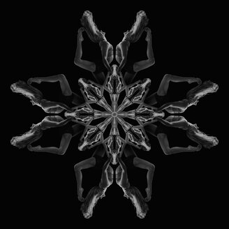Menschliches Kaleidoskop mit junger Frau, schwarz-weißes Bild - ISF00041