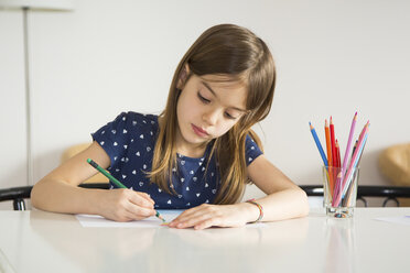 Portrait of little girl drawing - LVF06915
