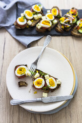 Vegetarisches Frühstück mit Brot, Eiern, Tomatenscheiben und Gurkenscheiben - GIOF03938