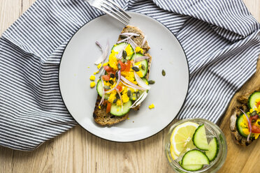 Vegetarisches Frühstück mit Brot, Eiern und Gurkenscheiben auf einem Teller - GIOF03939