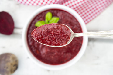 Rote-Bete-Suppe auf Löffel, in Schale auf weißem Holz - LVF06924