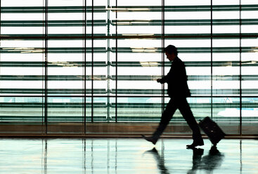 Geschäftsmann im Flughafen - CUF00122