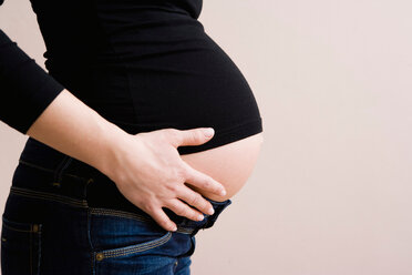 Nahaufnahme eines schwangeren Bauches - CUF00249