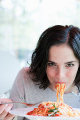 Frau isst Spaghetti - CUF00260
