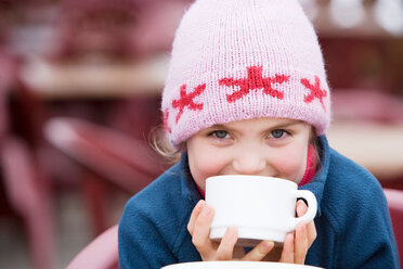 Young girl drinking hot chocolate - CUF00308